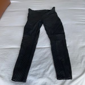 Spans size large right, fitted pants never worn
